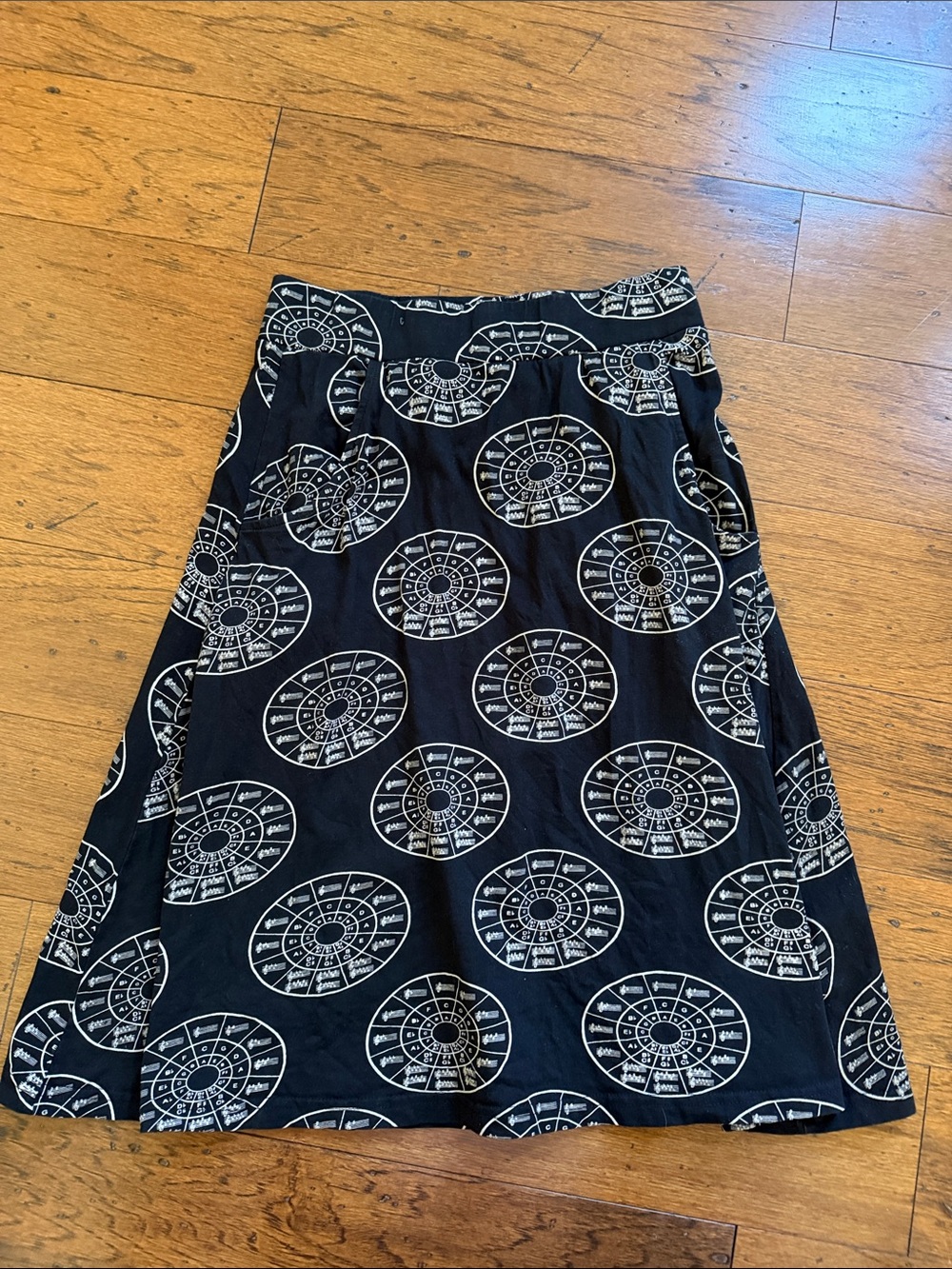 Svaha  100% organic cotton Musical note print skirt-small- navy blue and white